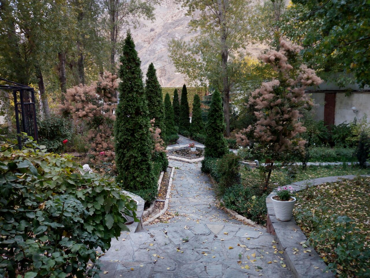 اجاره ویلا در تهران ,ویلای جاده اوشان,باغ بزرگ با آبنما و رودخانه